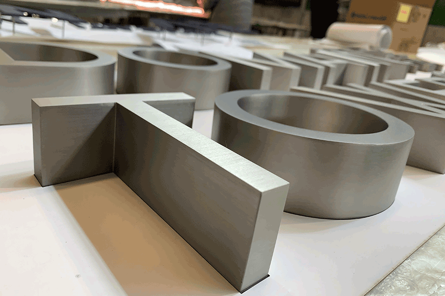 雙封字標識標牌製作有哪些特點？